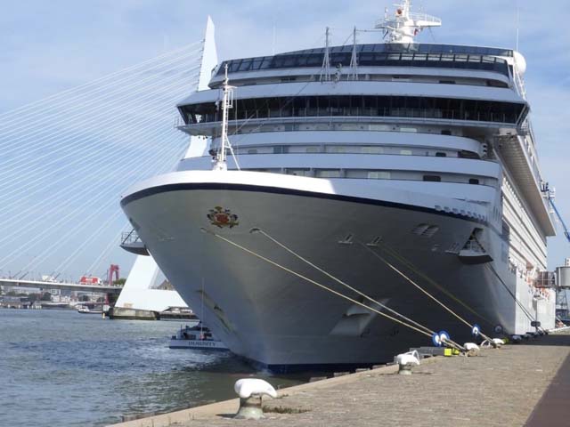 ms Riviera aan de Cruise Terminal Rotterdam